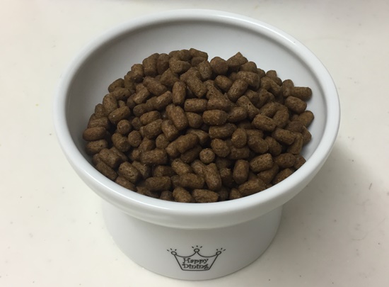 モグニャンキャットフードをボールに入れた様子